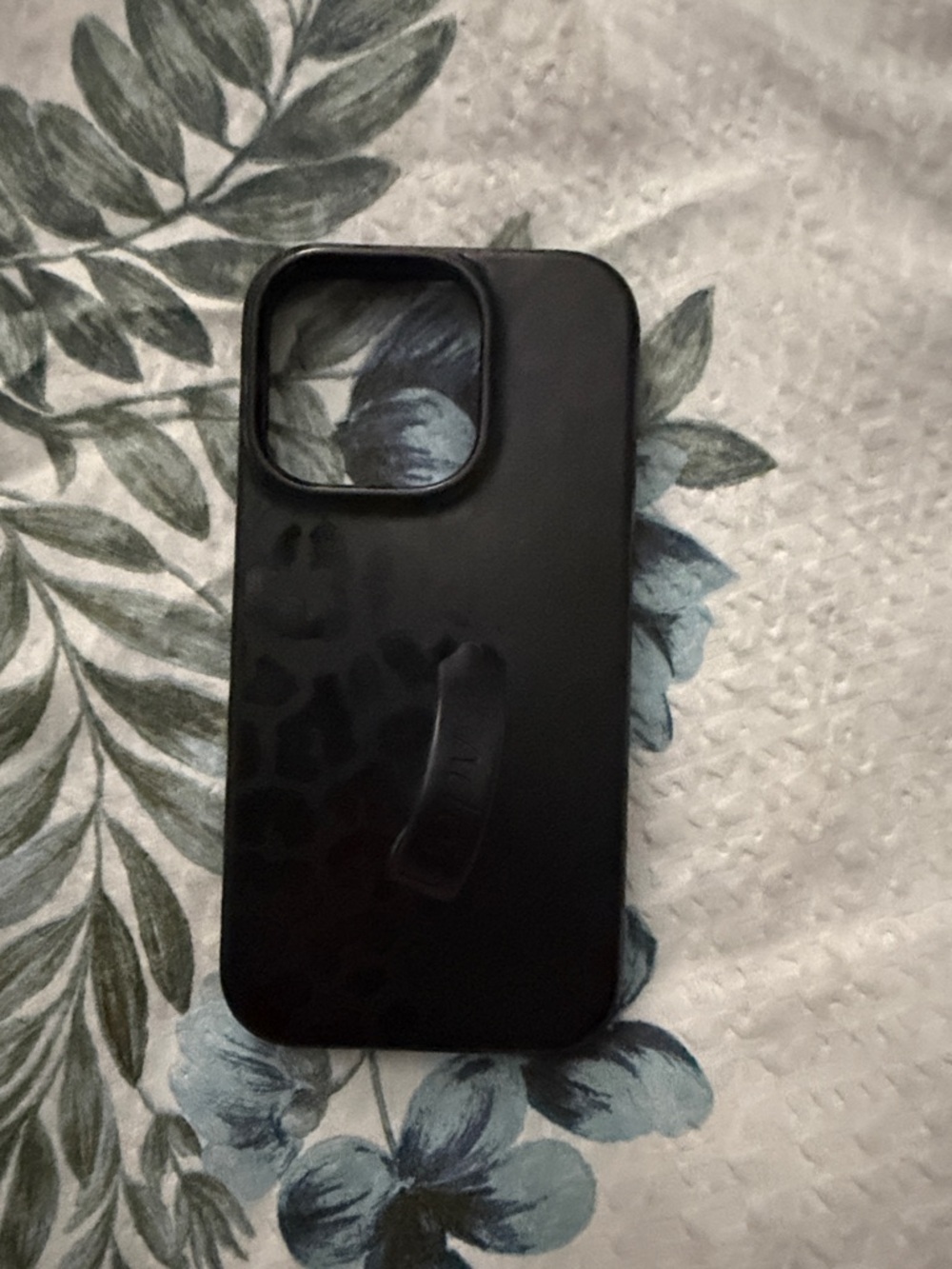 iPhone 14 Pro loopy case. Black leopard print.